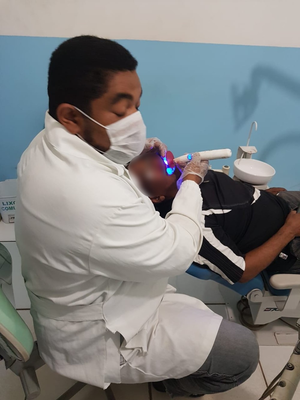 Homem que trabalhava ilegalmente como dentista é flagrado atendendo paciente