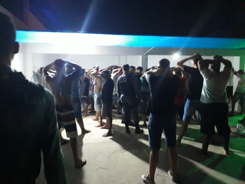 Polícia fecha baile funk promovido por facção em Cuiabá e encontra 100 adolescentes no local
