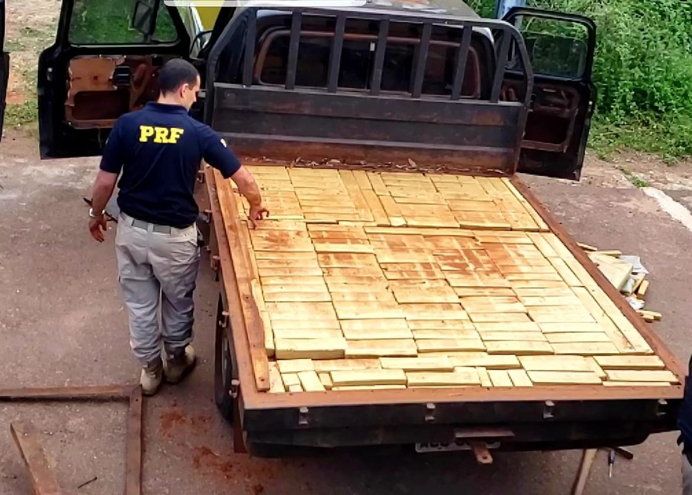 Motorista foge de abordagem e PRF encontra 230 kg de droga em caminhonete abandonada