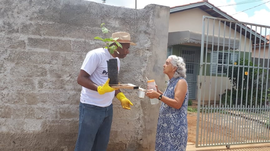 Vereador Luis Costa realiza recolhimento de lixos e planta muda de árvores no Bairro Padre Onesto Costa