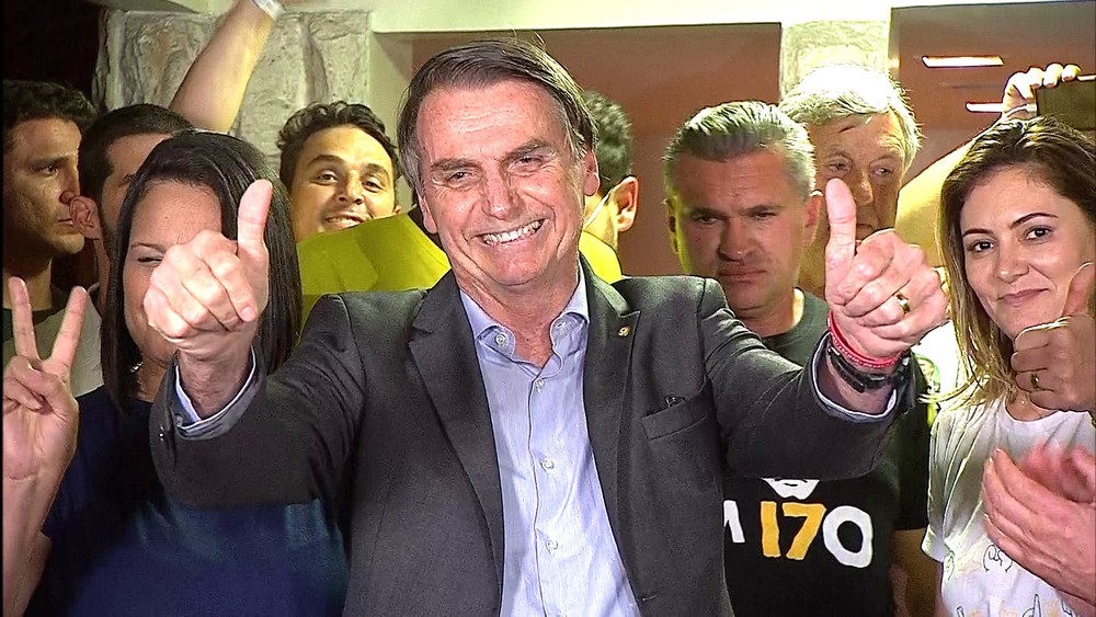 Presidente eleito, Bolsonaro fica em casa no primeiro dia após 2º turno