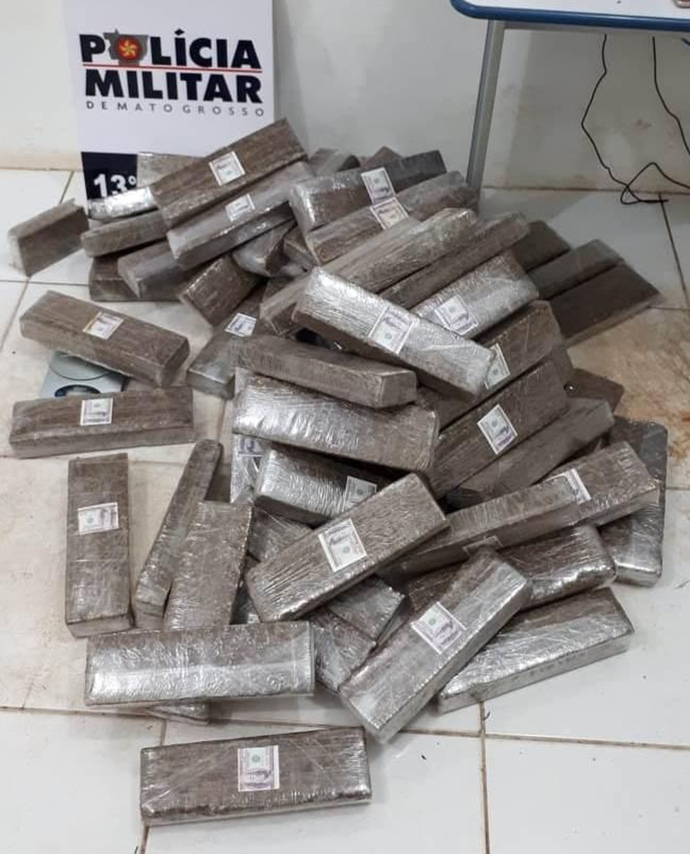 Homem é preso com quase 200 kg de maconha dentro de caminhão
