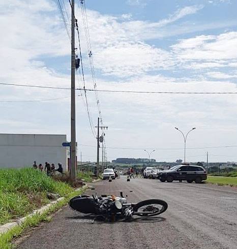 Jovem morre ao bater moto em poste