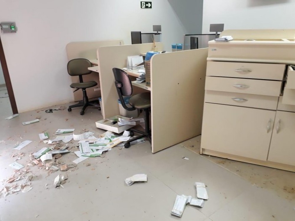 Assaltantes fazem buraco, arrombam cooperativa de crédito e 5 são presos