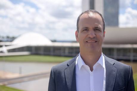 Bolsonaro afirma que Guilherme Schelb é cotado para Educação