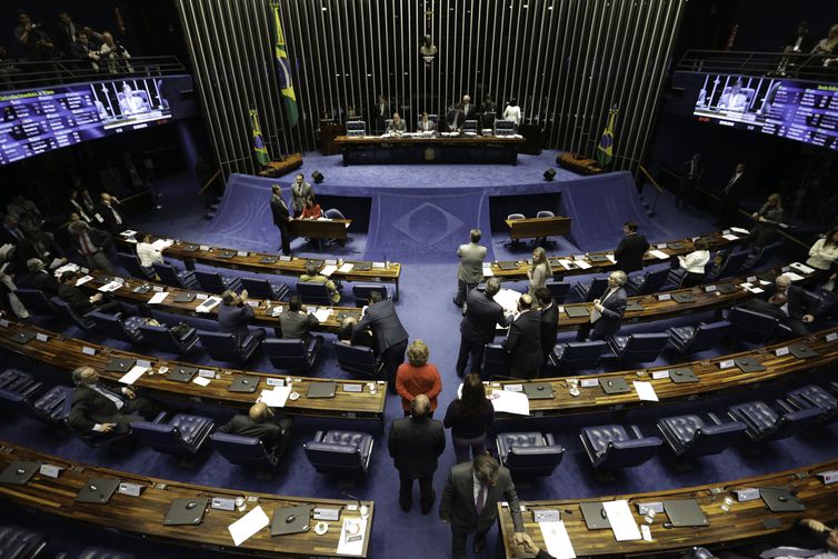 Senado aprova em dois turnos proposta que limita poderes de ministros do STF