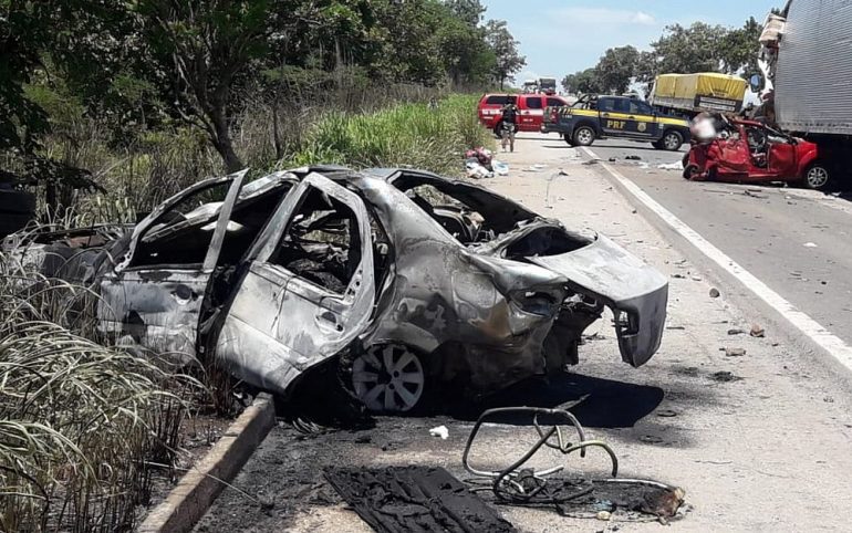 Criança morre ao ser arremessada durante capotamento; outras 3 pessoas ficaram feridas