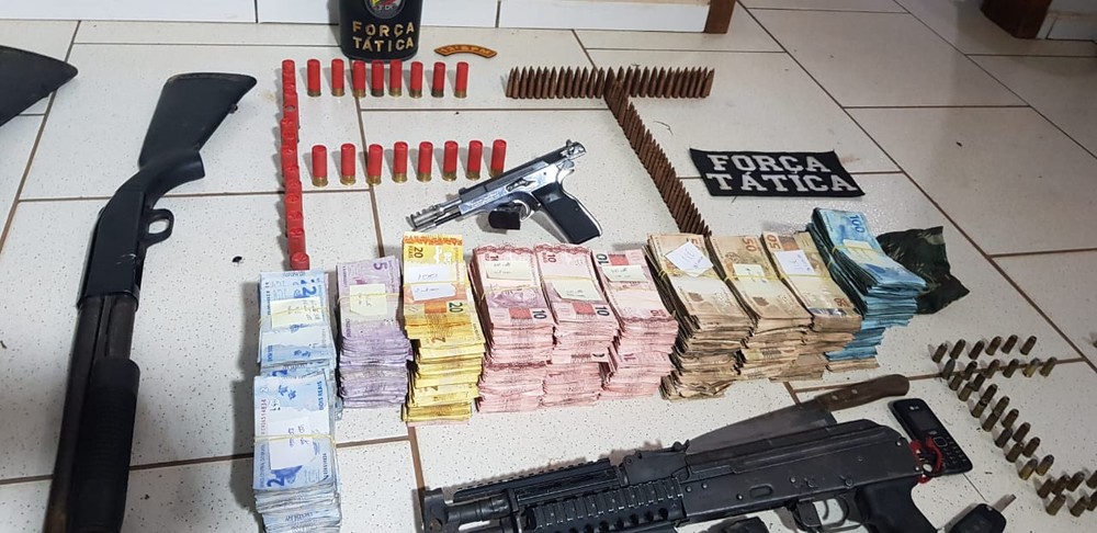 Quatro suspeitos de roubo a agência bancária de MT são mortos pela PM; R$ 200 mil e forte armamento são apreendidos