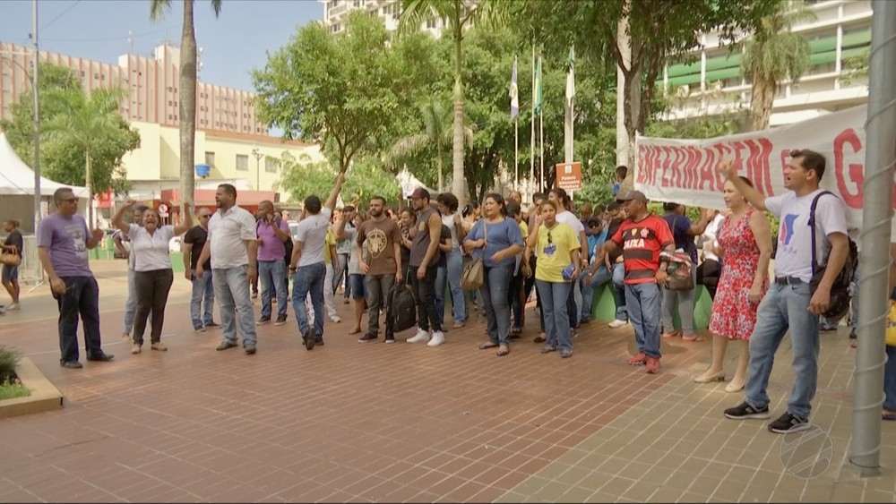 Funcionários da Santa Casa fazem protesto em frente a prefeitura de Cuiabá e cobram pagamentos