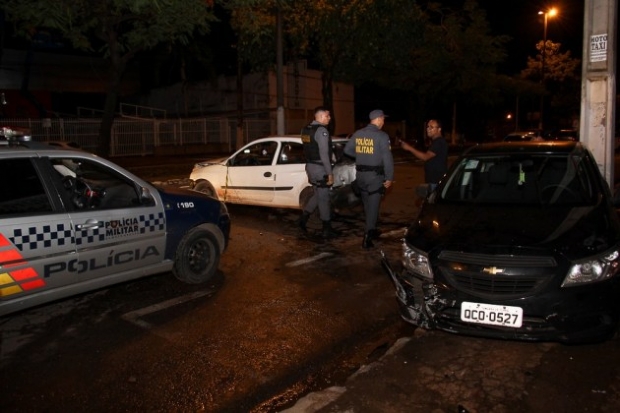 Range Rover dirigida por juiz atinge dez veículos em frente à Musiva durante a madrugada
