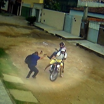 Veja o Vídeo : Policial reage, mata assaltante e deixa comparsa baleado