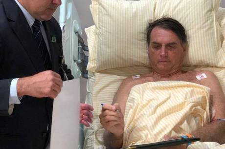 Bolsonaro tem alta adiada e nova cirurgia não está descartada