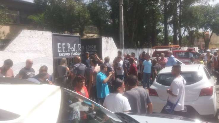 Atiradores invadem escola, matam oito e se suicidam