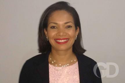 DENÚNCIAS NO MUNICÍPIO: Carro de vereadora é alvo de tiros e ocupantes saem ilesos