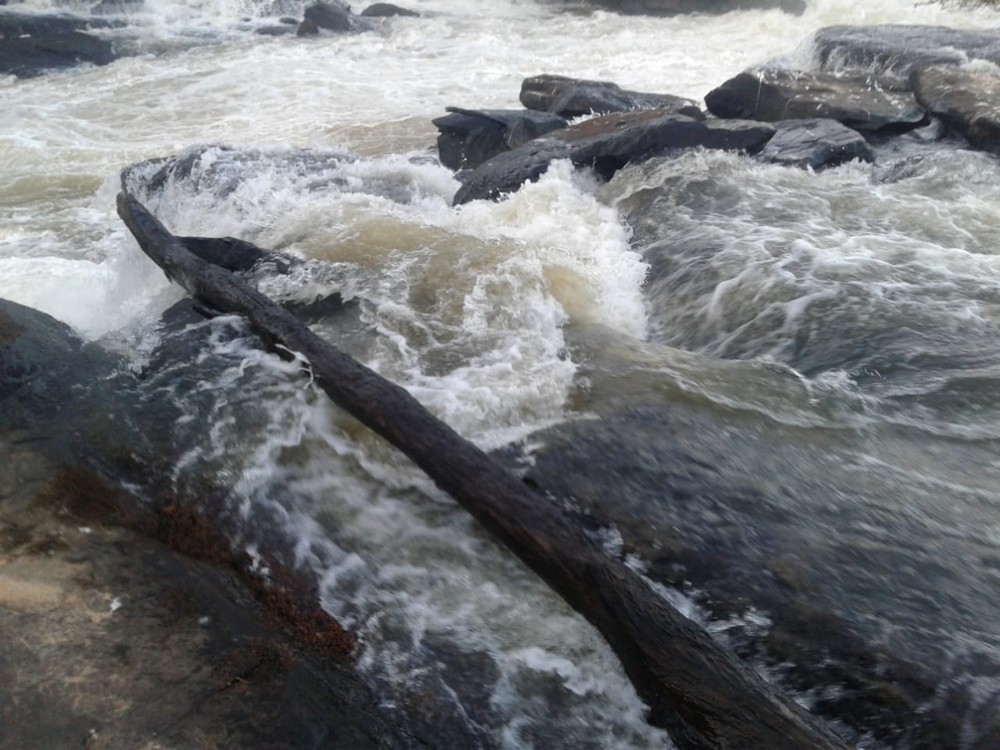 Banhista tenta tirar foto, cai de pedra e desaparece em cachoeira