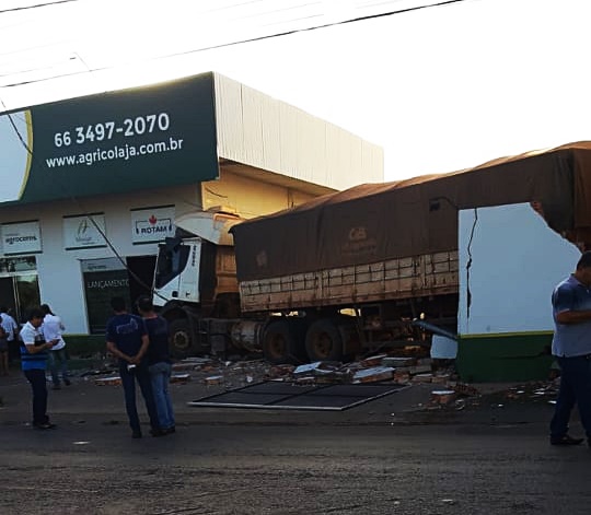 Carreta sai de rodovia e invade comercio em Primavera do Leste