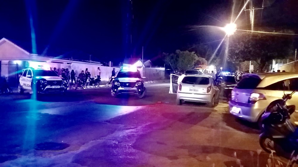 Ex-policial militar é morto a tiros quando chegava em casa de moto em MT