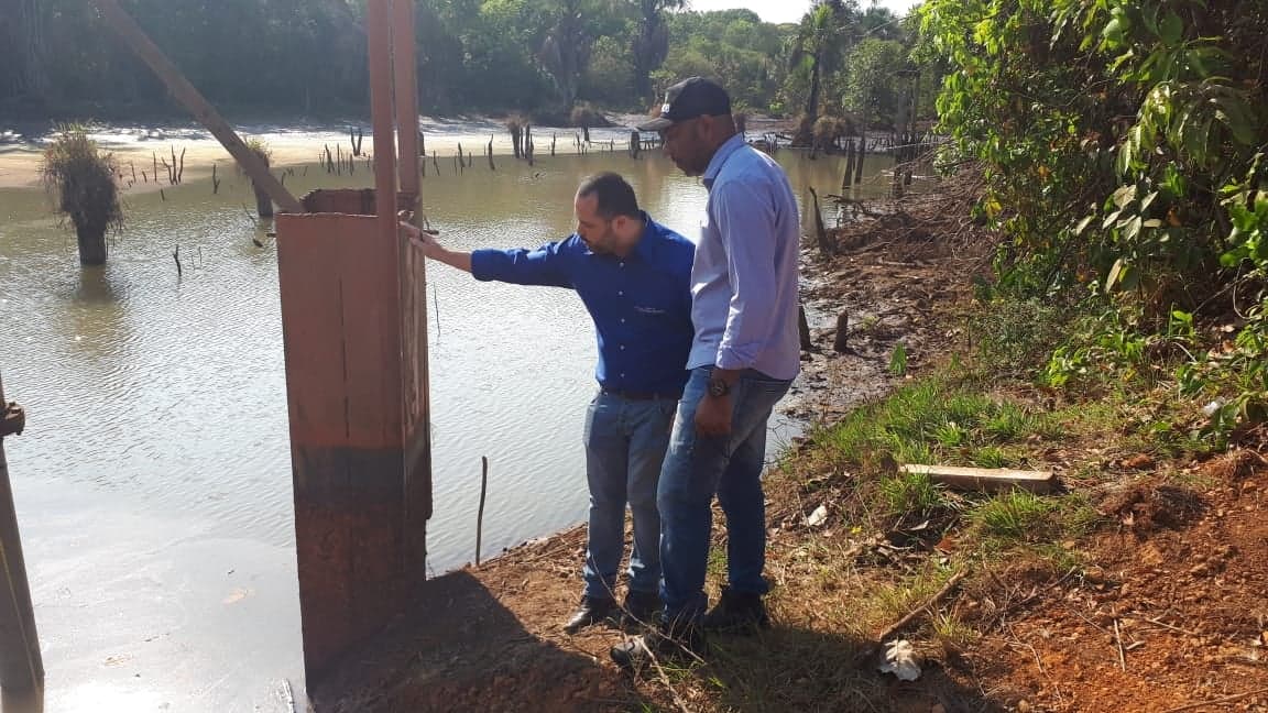 Vereador Luis Costa visita residências de moradores sem abastecimento de água