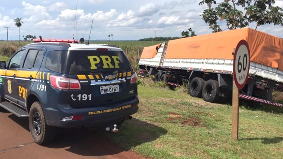PRF apreende 1,3 tonelada de agrotóxicos e 400 mil maços de cigarros contrabandeados que iriam para Cuiabá