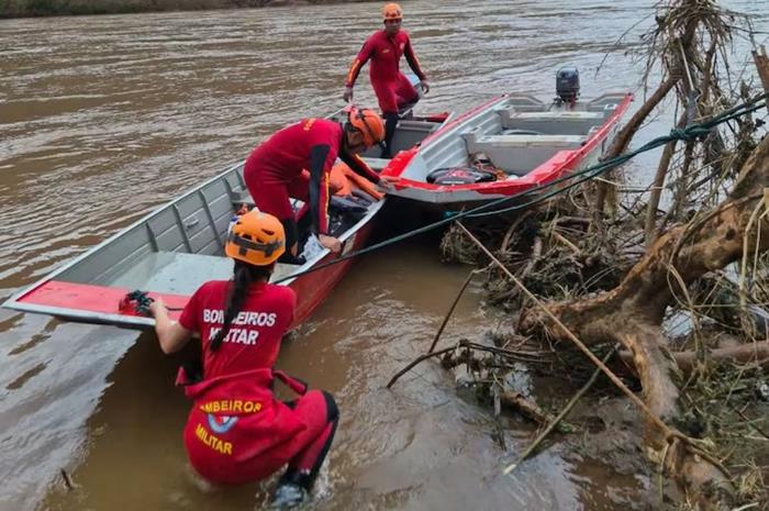 Bombeiros de MT entram no 10º dia de busca por 6 pessoas da mesma família soterradas após enchentes no RS