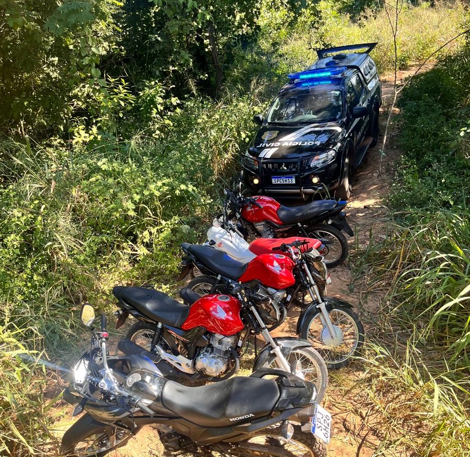 O crime ocorreu nesta madrugada, após o grupo pular o muro da empresa e arrombar um portão para fugir com os veículos