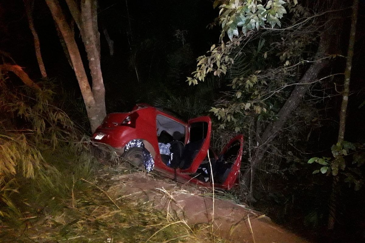 Adolescente morre após carro sair da pista e bater em árvore na MS-339