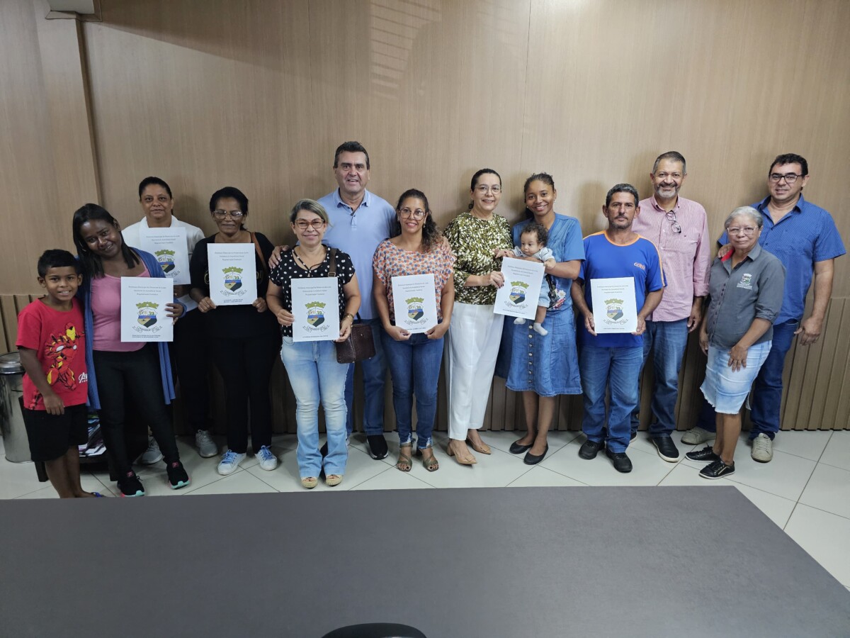 Prefeito Sérgio Machnic, junto à Coordenadoria de Habitação, realiza a entrega de 8 títulos de moradia.