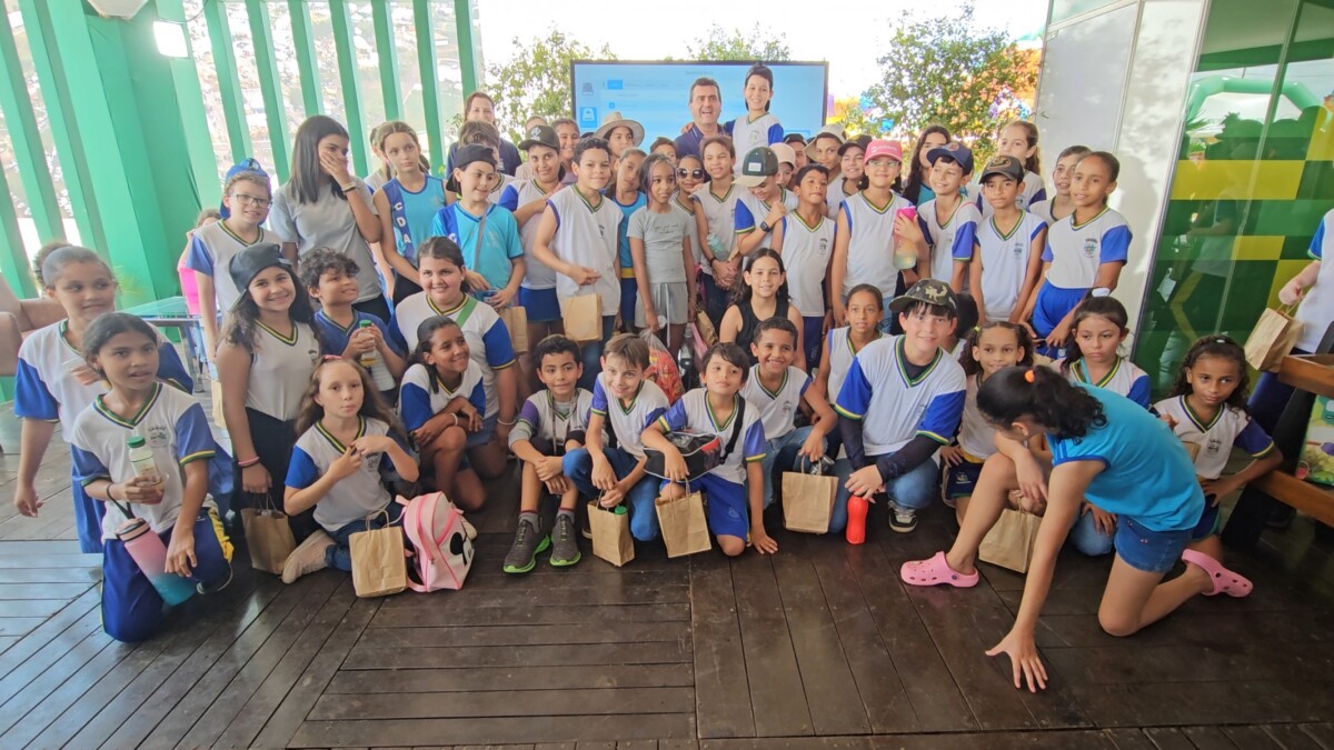 Crianças aprendem sobre coleta seletiva no stand da Prefeitura na Farm Show