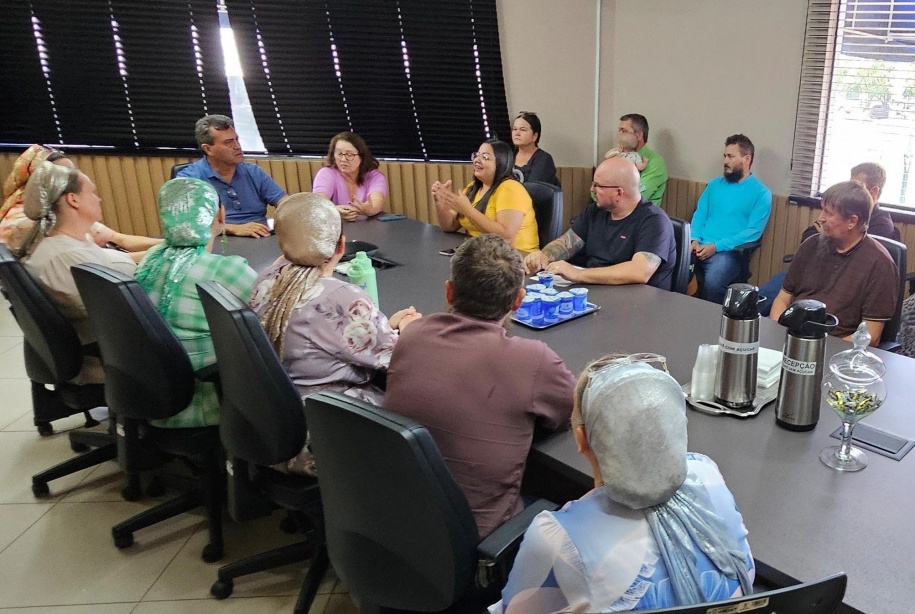 Prefeito de Primavera do Leste recebe representantes da comunidade russa para ouvir demandas