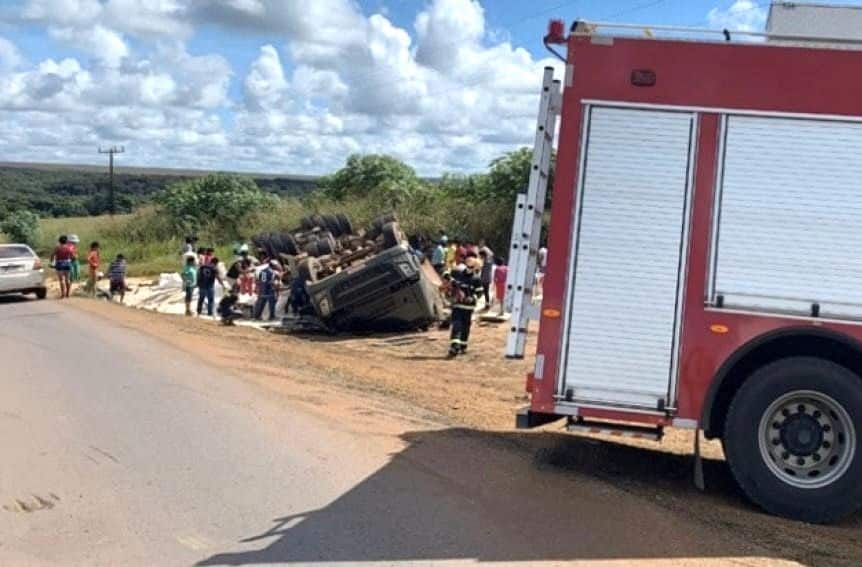 Caminhão tomba e motorista morre em rodovia de Mato Grosso