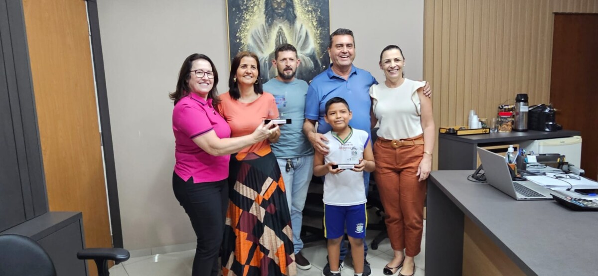 Prefeito entrega troféu para aluno e escola destaques do Programa Alfabetiza MT