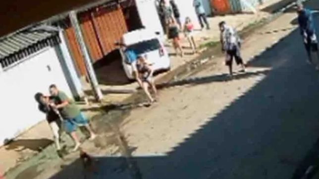 Câmera registra homem tentando matar ex-namorada a facadas em via pública. VEJA VÍDEOS