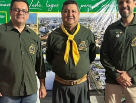 Representando oficialmente Primavera do Leste, estão presentes no evento o Secretário de Cultura, Leopoldino André, o Secretário de Desenvolvimento Econômico, Fábio Parente, e o patrão do CTG de Primavera, Jerri Bica