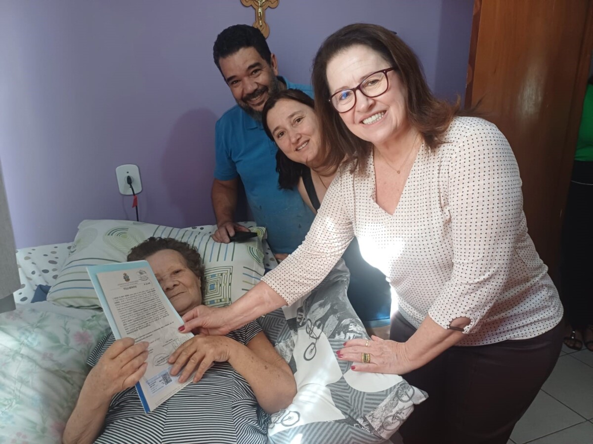 Administração Municipal entrega um título de regularização para idosa que aguardava documento há 37 anos