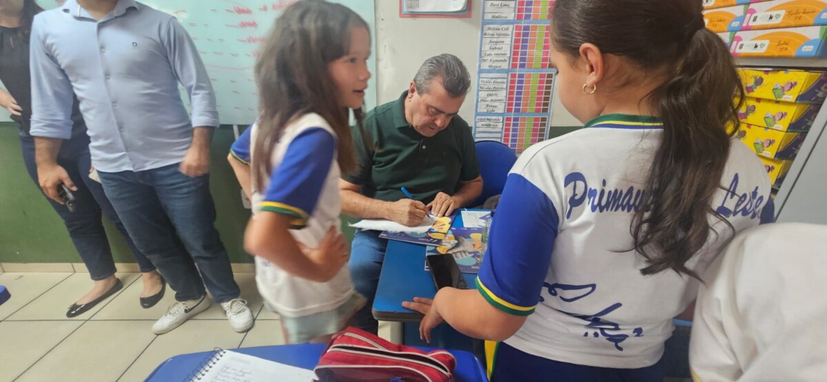 Prefeito Sérgio Machnic visita escola municipal em comemoração ao Dia do Estudante