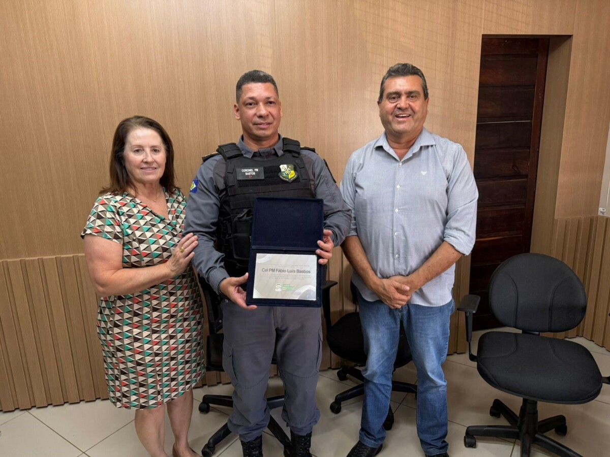 Comandante do 11º Comando Regional da Polícia Militar recebe homenagem da administração municipal