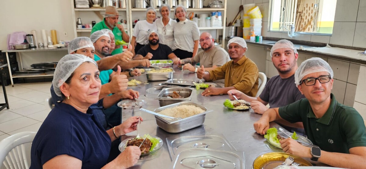 Acompanhados de secretária, vereadores visitam Cozinha Comunitária