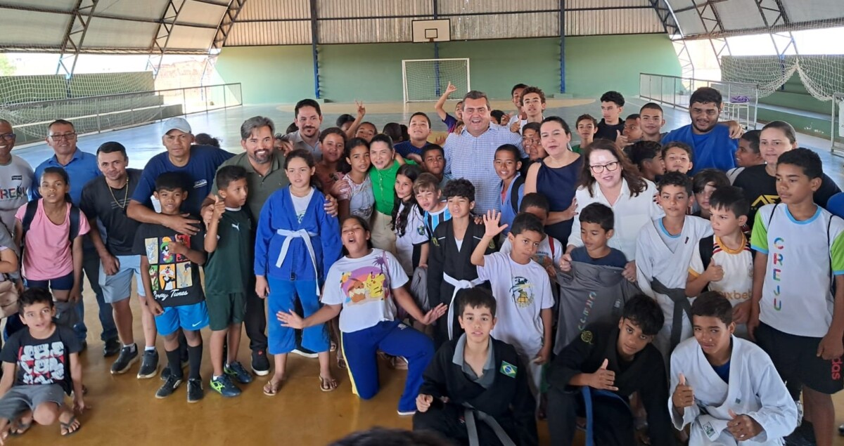 Secretaria de Assitência Social entrega novos uniformes a alunos do Centro de Referência da Juventude (CREJU)