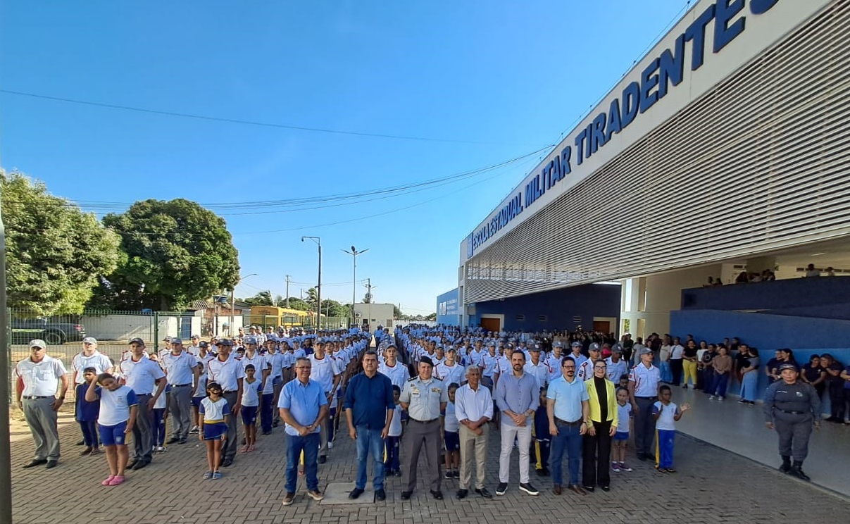 Um exemplo de civismo, os alunos da Escola Militar recebem diariamente durante as aulas, os ensinamentos cívicos