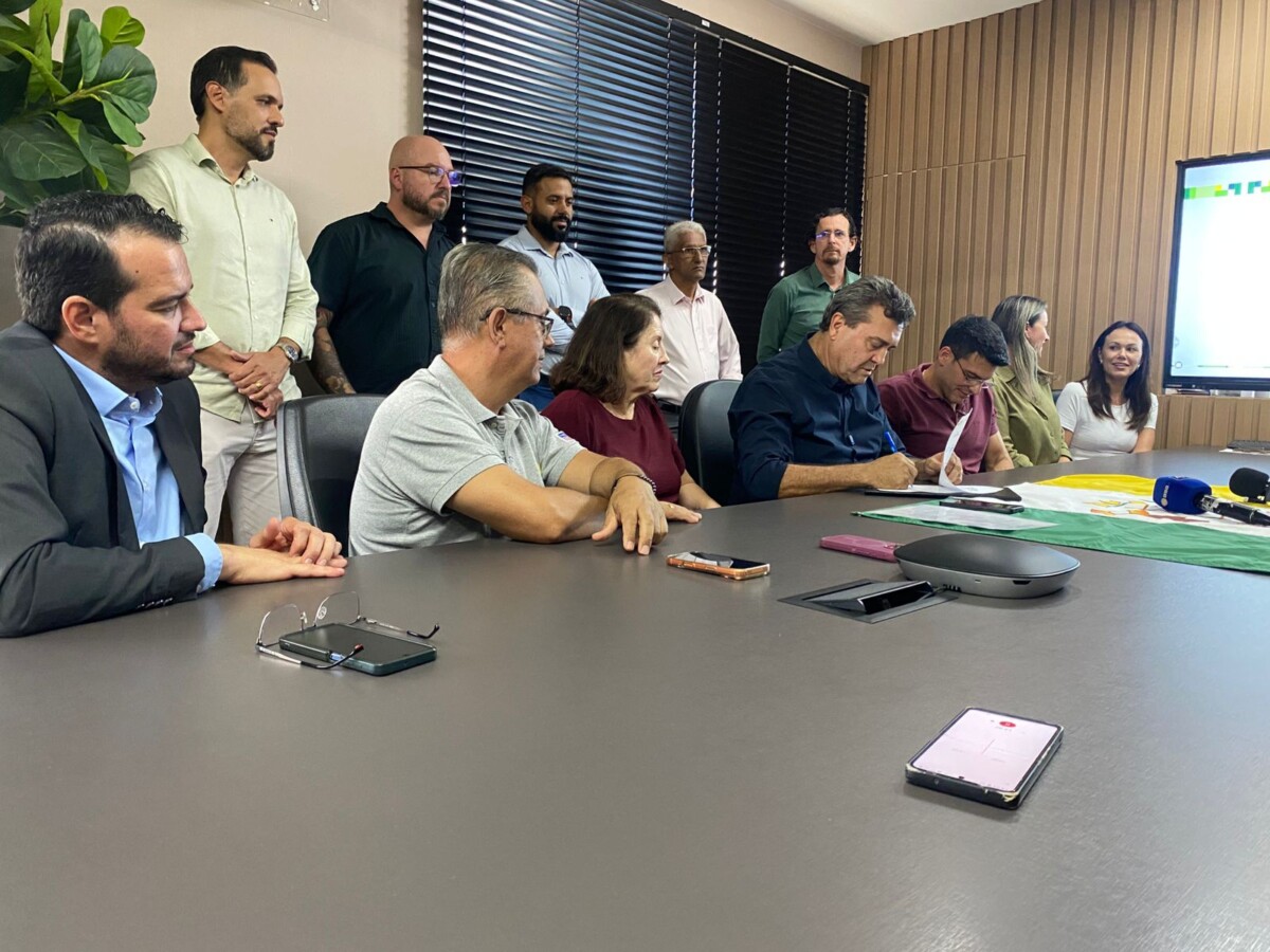 Prefeito assina ordem de serviço para construção do novo Lar dos Idosos em Primavera do Leste