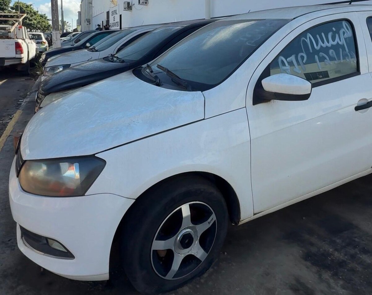 Vai para Pátio: Gestão municipal inicia retirada de veículos abandonados na Avenida Cascavel em Primavera do Leste