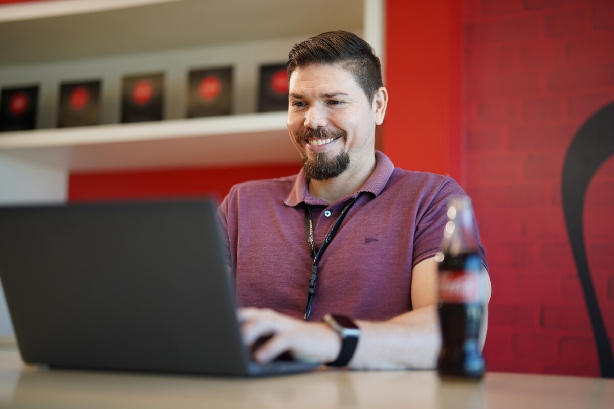 Solar Coca-Cola adota modelo de “Vale-Educação” para impulsionar talentos da base e alta liderança