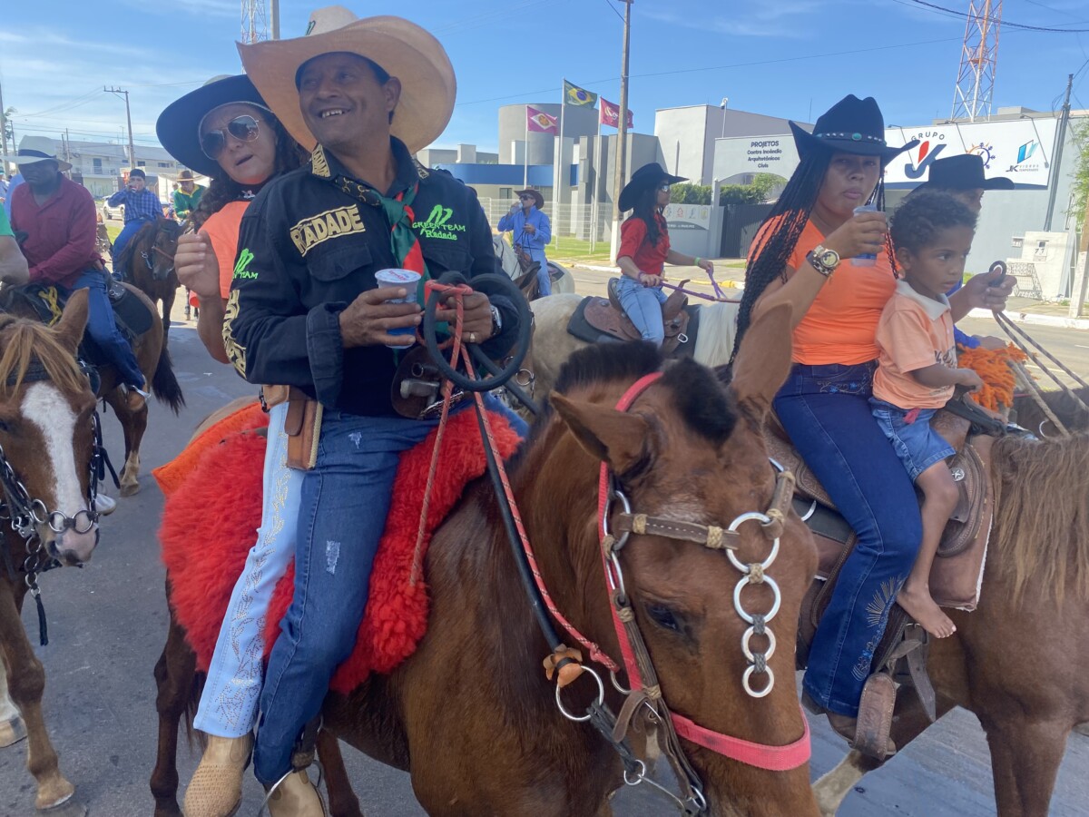 Cavalgada do Dia do Trabalhador reúne cerca de 200 animais e marca início das festividades em Primavera do Leste