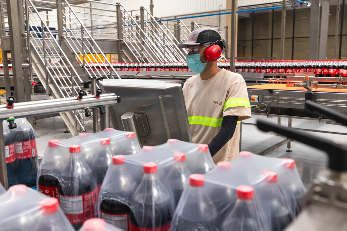 Solar Coca-Cola investe R$ 200 milhões em nova linha tecnológica e anuncia meta de neutralidade de PET no Mato Grosso até 2026