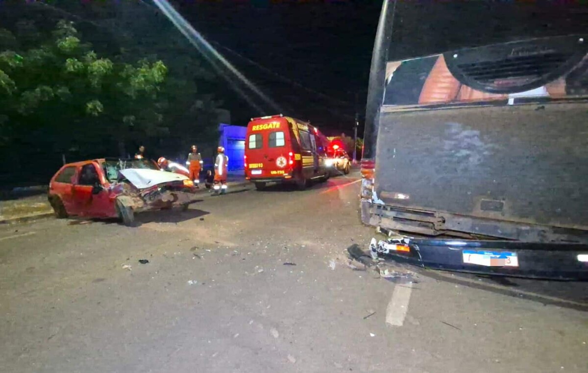 Mulher morre após carro colidir em ônibus estacionado; motorista bêbado é preso