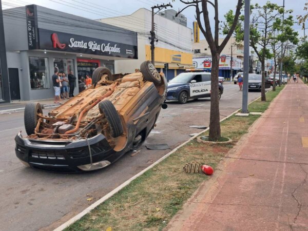 Acidente na Avenida Porto Alegre: Carro capota e mobiliza resgate em Primavera do Leste
