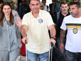 Ação Popular pede suspensão de salário do senador Flávio Bolsonaro