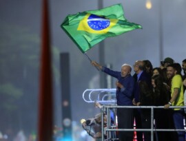 Em festa da vitória, Lula pede que público cante Hino da Independência