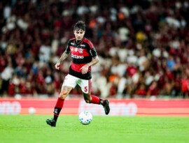 Flamengo bate Atlético-MG com gol no fim e tira Palmeiras da liderança