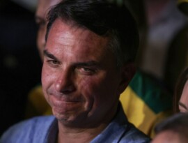 Fuga e carta golpista ampliam isolamento de Flávio Bolsonaro